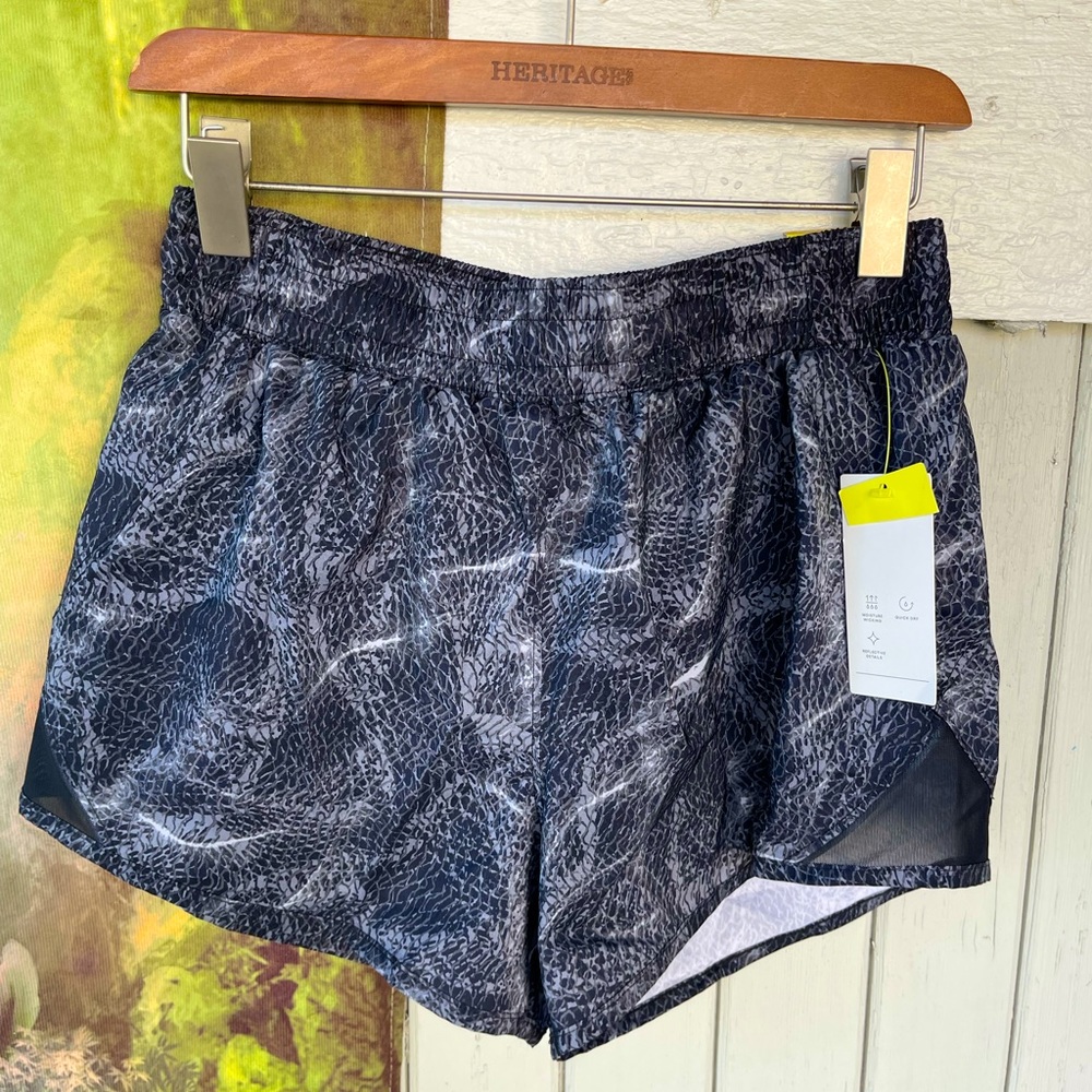 WORKOUT FAVORITE✨💪🏼 ALL IN MOTION MID-RISE RUN SHORTS/ SIZE SMALL